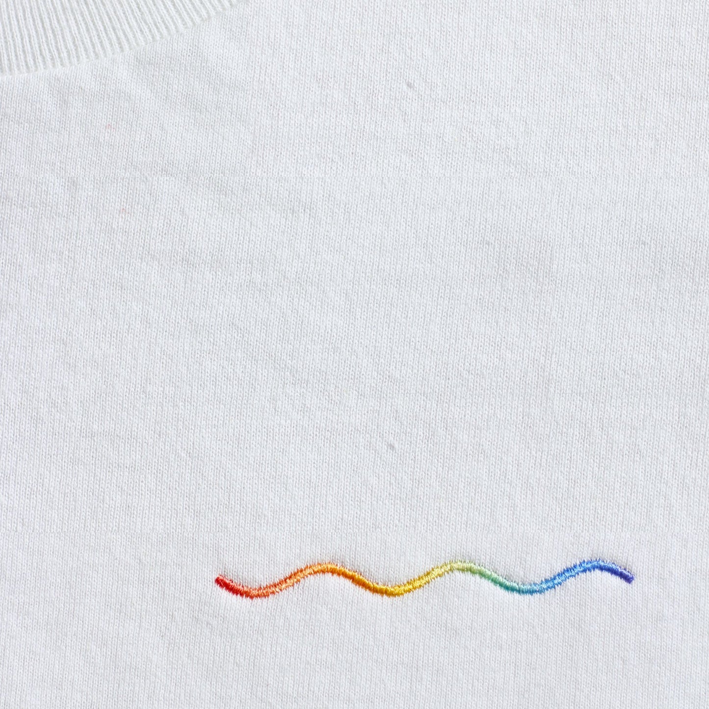 Premium Shirt - Welle - Queer (Bestickt)