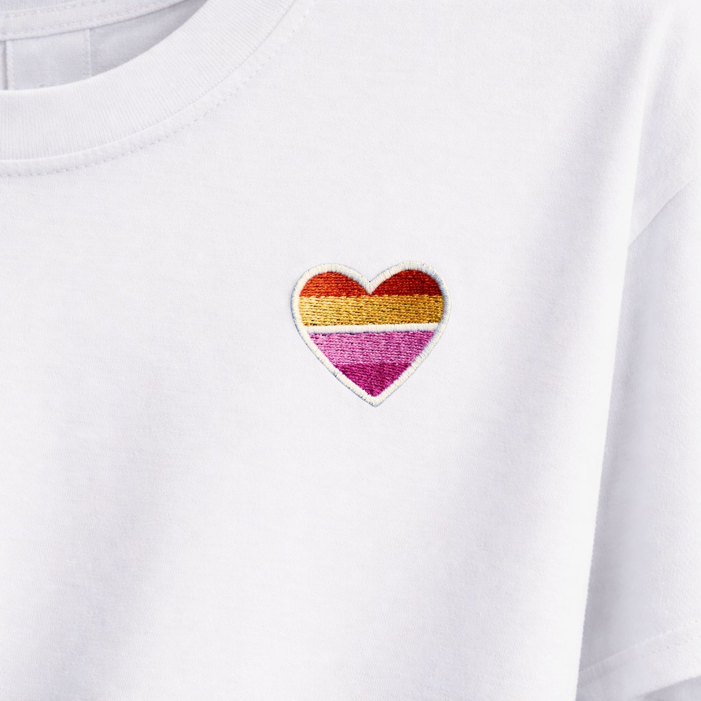 Premium Shirt - Herz - Lesbisch (Bestickt)